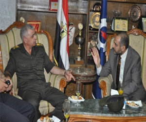   مصر اليوم - قائد قوات الدفاع الشعبي في زيارة ميدانية للأهداف الحيوية في السويس